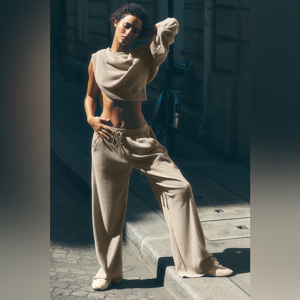 Nwt ALO Yoga Muse wide leg pant